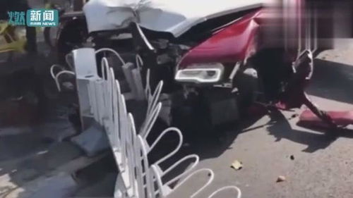 價(jià)值500萬(wàn)勞斯萊斯魅影連撞3棵樹(shù)幾近報(bào)廢 汽車(chē)零部件散落一地